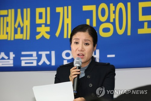 기자회견 연 박소연 케어 대표 (서울=연합뉴스) 이재희 기자 = 구조동물 안락사 논란을 빚은 동물권단체 '케어' 박소연 대표가 19일 오전 서울 서초구의 한 건물에서 열린 기자회견에서 의혹에 대해 해명하고 있다.  scape@yna.co.kr