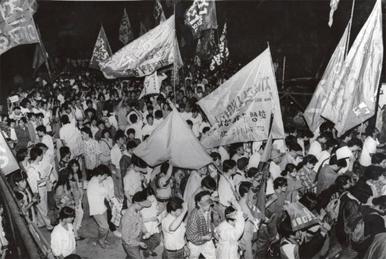 1992년 5월 제6기 전대협 출범식에 참석하기 위해 전국에서 모인 대학생들이 출범식 장소인 한양대 운동장에 집결하고 있다.