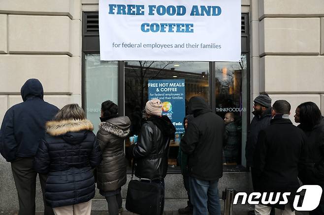 미국 연방정부 셧다운(일시적 업무정지)이 30일째로 최장기간 이어지면서 연방정부 공무원들이 무료 식사를 위해 줄을 서고 있다. © 로이터=뉴스1