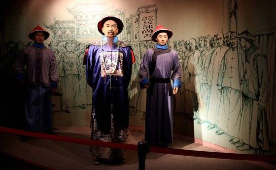 영국상인들로부터 몰수한 아편을 불태워 아편전쟁을 촉발한 임칙서(가운데) [중앙포토]