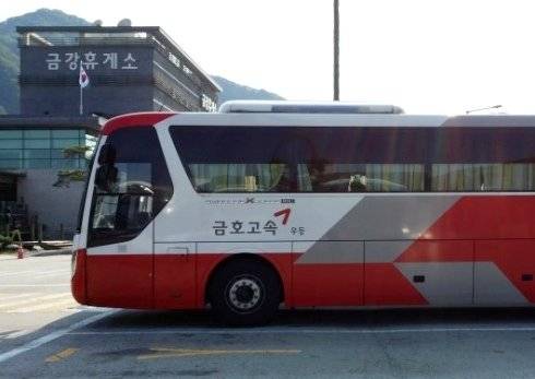 휴게소에서 쉬는 시간 15분 동안 재빨리 내려 호두과자 같은 간식을 사 먹는 것은 이제 맛을 떠나 하나의 문화로 자리 잡은 것 같다. [사진 박헌정]