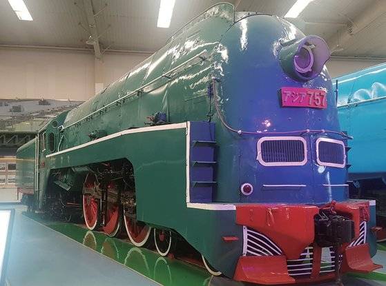 만철의 상징 ‘아시아’-. 1934년운행 시작, 최대 속도 130㎞.지름 2m 거대 바퀴에다증기기관차에 짙은 색감의유선형 덮개를 씌웠다. 일본어명판 [‘アジア(아지아) 757’]이달려 있다. 사진·박보균 대기자