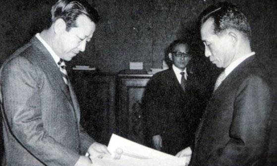 1971년 박정희(오른쪽)와 김종필. 사진·중앙포토