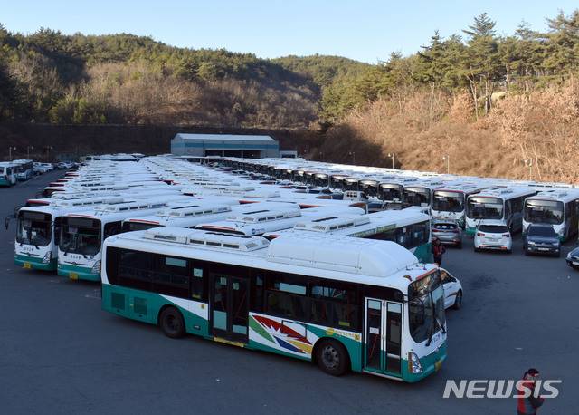 【진주=뉴시스】정경규 기자 = 21일 오전 5시부터 경남 진주 시내버스 업체인 삼성교통이 파업에 돌입하면서 내동면 공영차고지에는 삼성교통 차량 100여대가 운행을 중단하고 멈춰서 있다.2019.01.21.  jkgyu@newsis.com