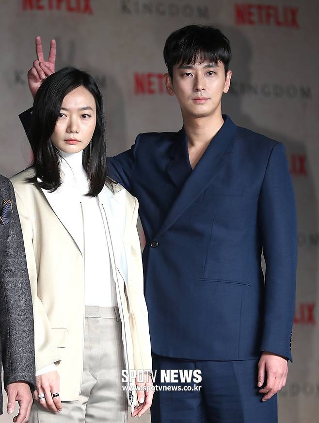 ▲ 드라마 '킹덤'에 출연한 배우 배두나(왼쪽)-주지훈. 사진|곽혜미 기자