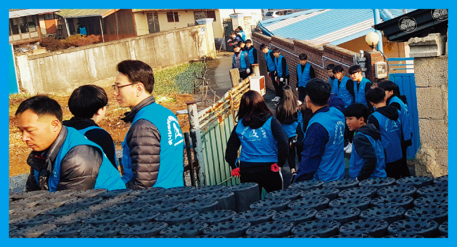 하나님의 교회 중고교생 30여 명이 전북 김제시 신풍동에서 연탄 600장을 배달하는 자원봉사를 했다. 참가 학생들은 봉사활동을 통해 어려운 이웃을 돌아보는 사랑을 실천하게 돼 기쁘다고 소감을 전했다.