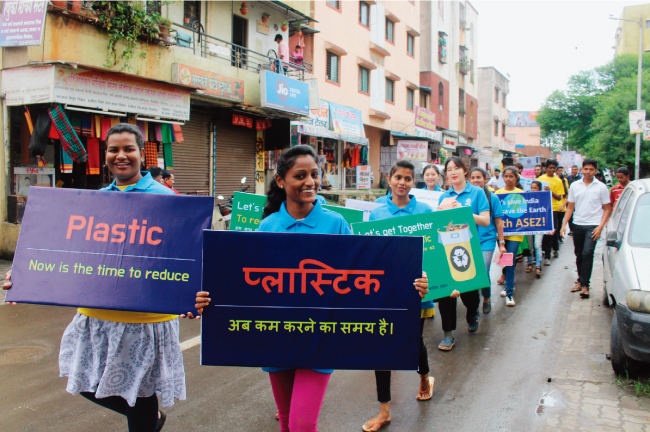 지난해 하나님의 교회 대학생봉사단 아세즈 (ASEZ) 회원들이 인도 푸네 핌프리 마하트 마풀대에서 ‘비닐·플라스틱류 사용 금지 캠페인’을 개최했다. 회원들이 주민들의 의식 증진 함양을 위해 거리행진을 하고 있다.