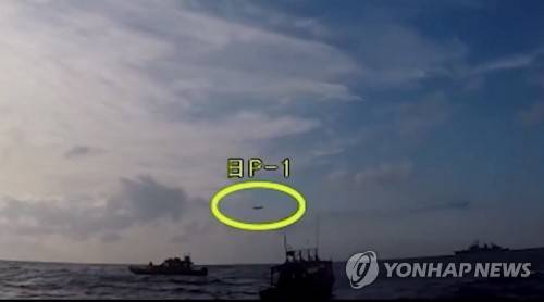 국방부, 한일 레이더 갈등 반박 영상 공개 (서울=연합뉴스) 국방부가 4일 한일 '레이더 갈등' 일본 측 주장을 반박하는 동영상을 유튜브에 공개했다.      사진은 조난 선박 구조작전 중인 광개토대왕함 상공에 저고도로 진입한 일본 초계기 모습(노란 원)으로 해경 촬영 영상이다. 2019.1.4 [국방부 유튜브 캡처] photo@yna.co.kr