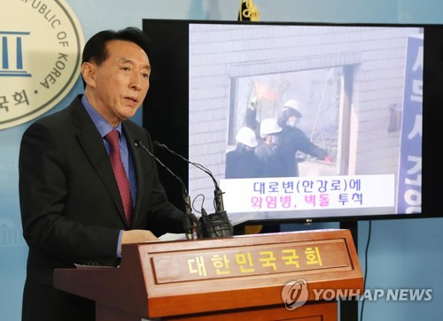 김석기 의원, 용산참사 강제진압 정당성 주장 (서울=연합뉴스) 김현태 기자 = 자유한국당 김석기 의원이 21일 오후 국회 정론관에서 용산참사 관련 기자회견을 하고 있다. 용산참사 당시 서울경찰청장이던 김 의원은 이날 기자회견에서 관련 영상을 보여주며 강제진압의 정당성을 주장했다.  mtkht@yna.co.kr