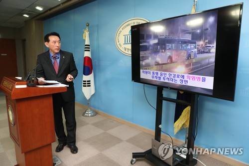 김석기 의원, 강제진압 정당성 주장 (서울=연합뉴스) 김현태 기자 = 자유한국당 김석기 의원이 21일 오후 국회 정론관에서 용산참사 관련 기자회견을 하고 있다. 용산참사 당시 서울경찰청장이던 김 의원은 이날 기자회견에서 관련 영상을 보여주며 강제진압의 정당성을 주장했다.  mtkht@yna.co.kr