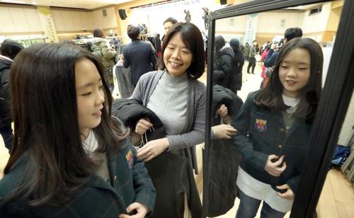 (서울=연합뉴스) 2018년 서대문구 교복 나눔 장터 [연합뉴스 자료사진]