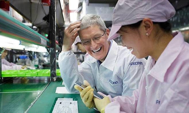월스트리트저널(WSJ)은 애플 최대 협력업체인 대만 폭스콘이 아이폰 생산 공장을 인도로 이전하는 방안을 검토중이라고 보도했다. / 이미지=트위터