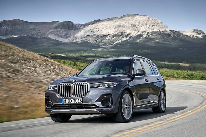 BMW가 플래그십 SUV, X7을 공개했다.