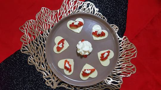 딸기생크림 모차렐라치즈샐러드