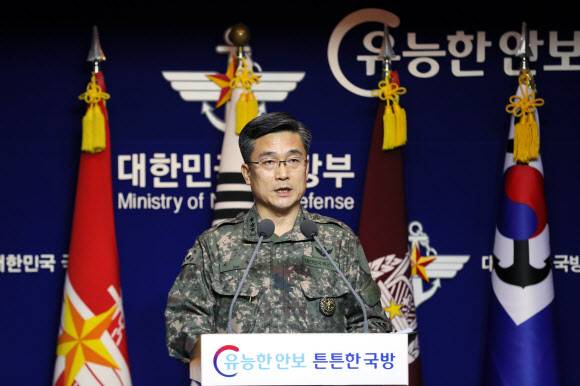 서욱 작전본부장, 일 초계기 접근비행 관련 입장문 발표 - 서욱 합참작전본부장이 23일 오후 국방부에서 긴급 기자회견을 열고 우리 해군 함정을 향한 일본 해상자위대 초계기의 근접 위협비행 관련 입장문을 읽고 있다. 2019.1.23 연합뉴스 서욱 작전본부장, 일 초계기 접근비행 관련 입장문 발표 - 서욱 합참작전본부장이 23일 오후 국방부에서 긴급 기자회견을 열고 우리 해군 함정을 향한 일본 해상자위대 초계기의 근접 위협비행 관련 입장문을 읽고 있다. 2019.1.23 연합뉴스