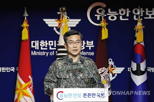서욱 작전본부장, 일 초계기 접근비행 관련 입장문 발표 (서울=연합뉴스) 이지은 기자 = 서욱 합참작전본부장이 23일 오후 국방부에서 긴급 기자회견을 열고 우리 해군 함정을 향한 일본 해상자위대 초계기의 근접 위협비행 관련 입장문을 읽고 있다.  jieunlee@yna.co.kr
