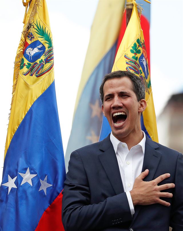 23일 베네수엘라에서 열린 대규모 반정부 시위에서 후안 과이도 국회의장이 임시 대통령을 스스로 선언했다. 카라카스=로이터 연합뉴스