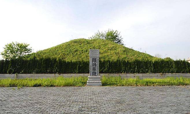 수양제릉 : 고구려 정벌의 실패만 없었더라면 수양제는 중국 역사상 명군(名君)의 반열에는 들지 못했어도, 중원을 통일하고 돌궐과 서역을 거느려 최초로 천하를 제패한 군주라는 명성은 충분히 얻었을 것이다. 고구려 정벌에 대한 집착이 자신을 명을 단축시키고 왕조를 멸망케 하였으며 역사상 가장 포악한 군주라는 오명만을 남겼을 뿐이다.