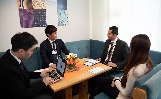 - 김동원(왼쪽 두 번째) 한화생명 상무가 23일(현지시간) 스위스 다보스에서 동남아시아에서 스타트업 기업에 투자하는 비캐피탈(B Capital)의 창업자 라지 갱굴리(Raj Ganguly, 오른쪽 두 번째)와 미팅을 가졌다. 한화그룹 제공