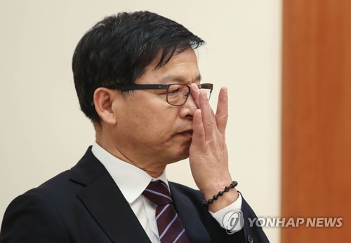 임명장 수여식 참석한 조해주 중앙 선관위원 (서울=연합뉴스) 황광모 기자 = 조해주 중앙선거관리위원회 위원이 24일 오후 청와대에서 문재인 대통령에게 임명장을 받기 위해 대기하고 있다. 2019.1.24 hkmpooh@yna.co.kr