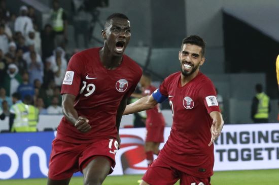 알모에즈 알리가 18일(현지시간) 2019 아랍에미리트연합(UAE) 아시안컵 조별리그 3차전 사우디아라비아와의 경기에서 득점에 성공한 후 기뻐하고 있다. AP뉴시스