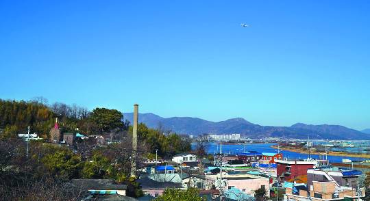 납북 실종자 고명우 장로가 1933년 낙동강 대홍수 때 의료구호 활동에 나섰던 부산 강서구 죽림동(당시 경남 김해군 가락면). 왼쪽으로 가락장로교회와 폐목욕탕 굴뚝이 보인다. 오른쪽으로는 서낙동강과 김해공항 활주로 일대다. 하늘에 비행기가 날고 있다. 낙동강 대홍수 당시 가락장로교회 일대를 빼고 모두 침수됐다.