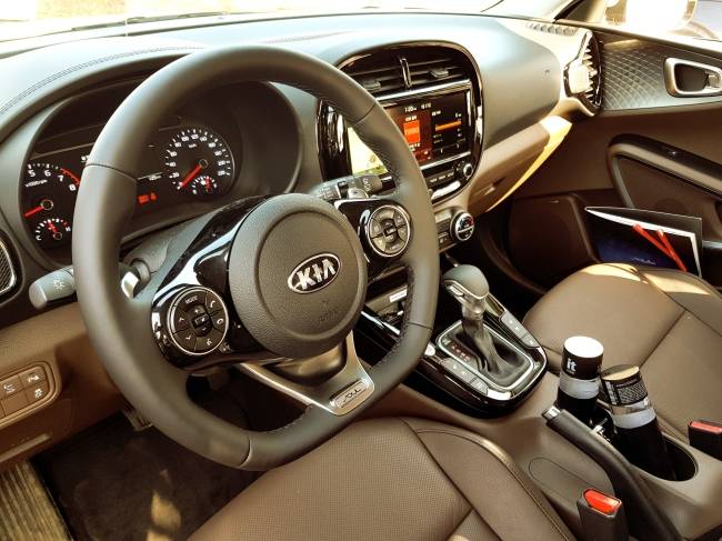 내부에서도 세련미는 돋보인다. D컷 스티어링휠(운전대)과 10.25인치 모니터는 쉬운 조작감은 물론 시각적인 만족도를 높여주는 요소다.