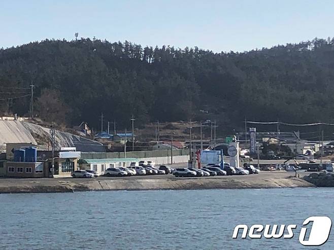 지난 25일 발생한 경로당 화재로 2명이 숨진 전남 완도의 한 섬마을. 27일 오후 이곳 선착장이 적막에 휩싸여 있다..2019.1.27/뉴스1 © News1 한산 기자