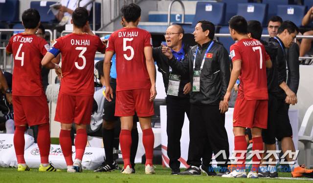 박항서 감독이 이끄는 베트남과 일본의 2019 AFC 아시안컵 8강전 경기가 24일(현지시간) 아랍에미리트 두바이 알 막툼 스타디움에서 열렸다. 일본 요시다가 헤딩 선제골을 터뜨렸다. 심판이 VAR 결과를 확인하는 중 작전을 지시하는 박항서 감독의 모습. 두바이(아랍에미리트)=허상욱 기자 wook@sportschosun.com/2019.01.24/