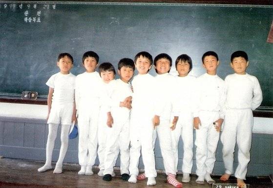 교과서가 없어 스트레스받던 1학기가 끝나고 2학기가 되자 비로소 세상 사는 맛이 나기 시작했다. 2학기 운동회 날 점심시간. 오른쪽 끝이 필자. [사진 박헌정]