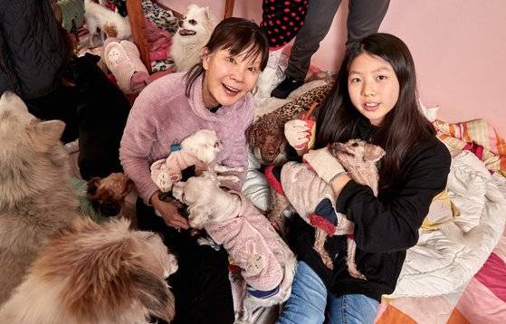 이 씨와 차연재 학생모델이 반려견을 각각 품에 안아 들었다.