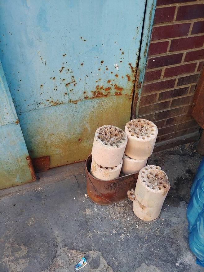 옐로하우스 골목길에 쌓여 있는 연탄. 기름 값을 감당하지 못해 연탄을 때는 집이 여럿이다. 최은경 기자