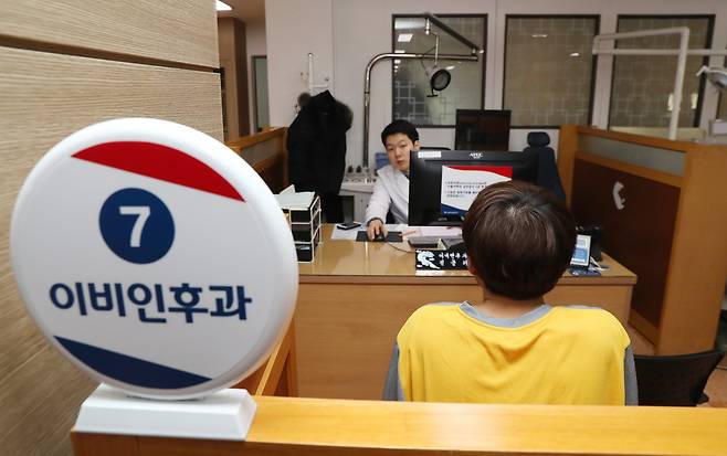 한 병역판정검사 대상자가 이비인후과에서 정밀검사 상담을 하고 있다. 우상조 기자