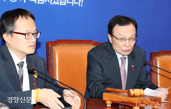 더불어민주당 이해찬 대표(오른쪽)가 28일 국회에서 최고위원회의를 주재하며 발언하고 있다. 권호욱 선임기자