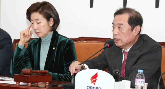 자유한국당 김병준 비상대책위원장(오른쪽)이 28일 비대위 회의에서 발언하기 위해 마이크를 잡고 있다. 권호욱 선임기자
