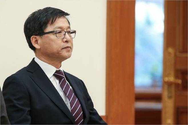 조해주 중앙선거관리위원회 위원이 24일 오후 청와대에서 문재인 대통령에게 임명장을 받기 위해 대기하고 있다. 사진=연합뉴스