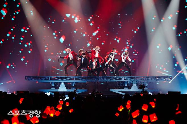 그룹 NCT127이 지난 26일과 27일 서울 올림픽공원 KSPO돔에서 첫 단독 콘서트 ‘네오 시티:서울-디 오리진’ 무대에서 퍼포먼스를 선보이고 있다. 사진 SM엔터테인먼트