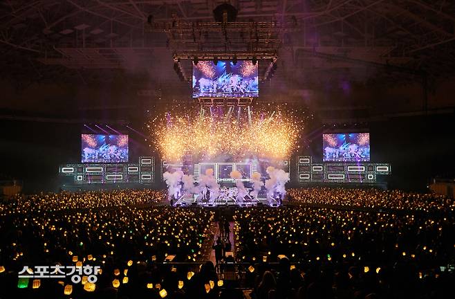 그룹 NCT127이 지난 26일과 27일 서울 올림픽공원 KSPO돔에서 첫 단독 콘서트 ‘네오 시티:서울-디 오리진’ 무대에서 퍼포먼스를 선보이고 있다. 사진 SM엔터테인먼트