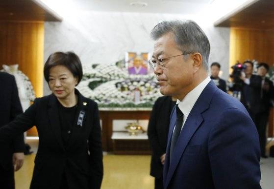 문재인 대통령이 29일 오후 서울 서대문구 세브란스 병원 장례식장에 마련된 일본군 위안부 피해자 고 김복동 할머니 빈소를 찾아 조문하고 있다. 청와대사진기자단