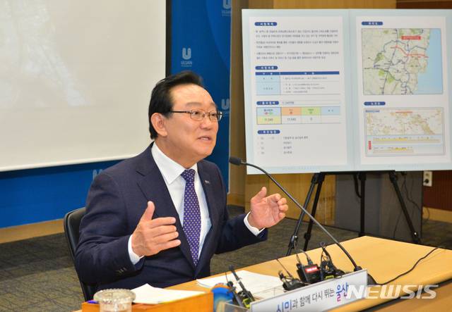 【울산=뉴시스】배병수 기자 = 송철호 울산시장은 29일 오전 울산시청 프레스센터에서 울산시 예타면제사업 확정 환영인사 및 향후 추진방향을 발표하고 있다. 2019.01.29.  bbs@newsis.com.