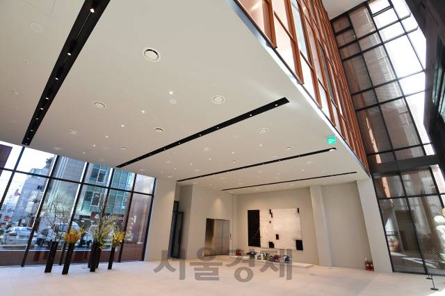 1층 로비 모습. 이 건물은 일상 속 예술을 향유하는 문화공간을 꿈꾼다.