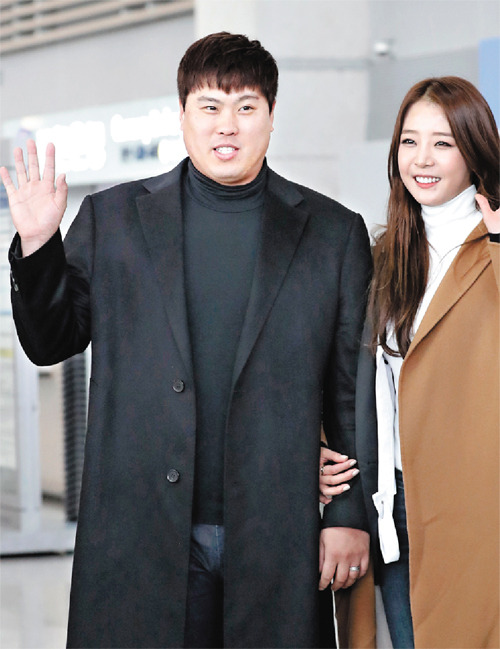 ‘코리안 몬스터’ 류현진(왼쪽)이 아내 배지현 아나운서와 함께 30일 미국 로스앤젤레스로 출국하기 위해 인천국제공항 출국장으로 들어가면서 손을 흔들고 있다. 인천=뉴스1