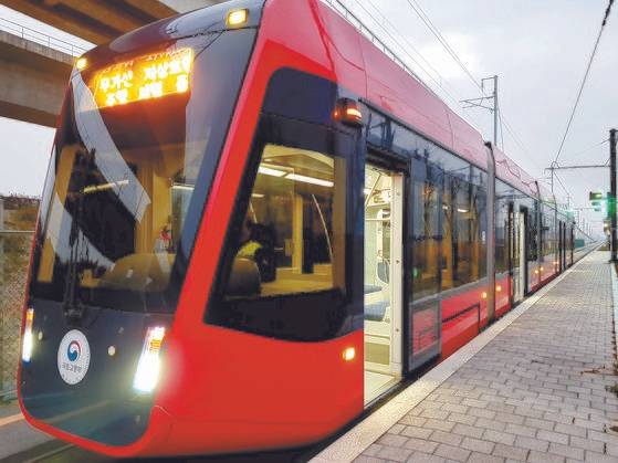 철도기술연구원에 시범운행중인 트램. [중앙포토]