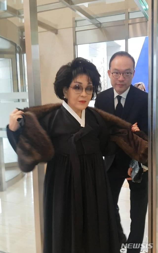 【서울=뉴시스】고은결 기자 = 이명희 신세계그룹 회장이 31일 고 이인희 한솔그룹 고문을 조문하기 위해 삼성서울병원 장례식장을 찾았다. 2019.01.31. keg@newsis.com