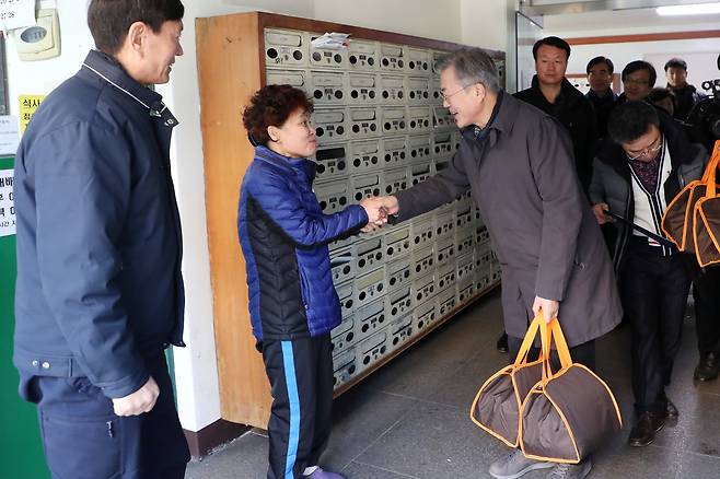 문재인 대통령이 1일 오전 서울 관악구 소재의 한 취약계층 가정을 방문해 주민들을 만나고 있다. [사진 청와대]