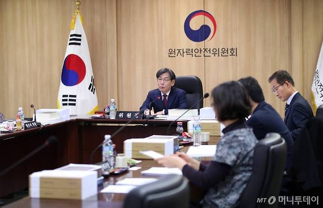 엄재식 원자력안전위원장이 1일 오전 서울 종로구 원자력안전위원회에서 열린 제96회 원안위 회의에서 모두발언을 하고 있다. 2019.02.01. /사진=뉴시스