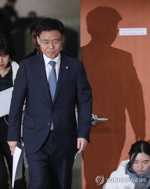 기자회견장 들어오는 최교일 의원 (서울=연합뉴스) 김현태 기자 = 자유한국당 최교일 의원이 1일 오후 국회 정론관에서 자신의 스트립바 출입 의혹 관련 기자회견을 하기 위해 회견장으로 들어오고 있다. 최 의원은 기자회견에서 자신과 관련된 의혹을 모두 부인하고 제보자의 실명과 관련 자료를 밝히면서 제보자가 더불어민주당 지지자라고 주장했다. 2019.2.1 mtkht@yna.co.kr