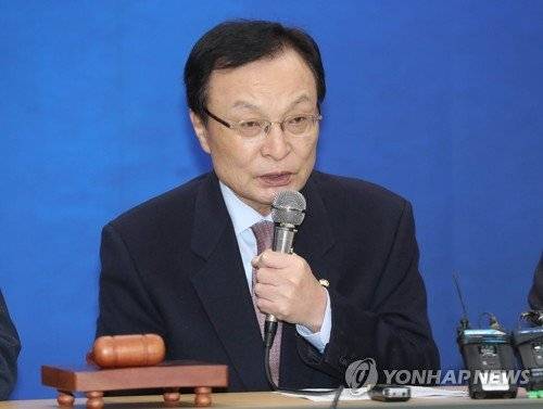 더불어민주당 이해찬 대표가 지난 1일 서울 용산역에서 열린 현장 최고위원회의에서 발언하고 있다. 연합뉴스 제공