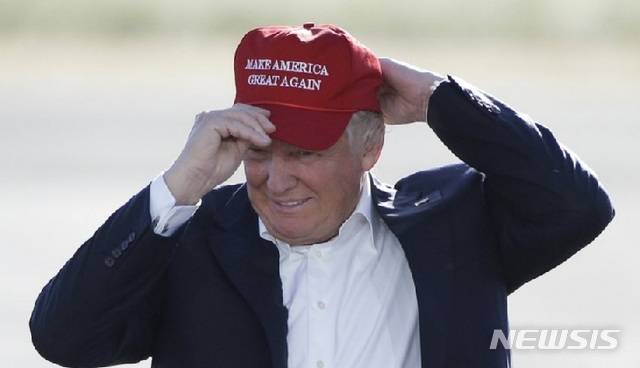 【로스앤젤레스=뉴시스】 도널드 트럼프 미국 대통령의 구호인 '미국을 다시 위대하게(Make America Great Again MAGA)'라는 문구가 새겨진 모자를 쓴 고객을 받지 않겠다고 했던 캘리포니아주의 한 레스트랑 업주가 결국 공개 사과했다.< AP 자료사진 > 2019.02.01