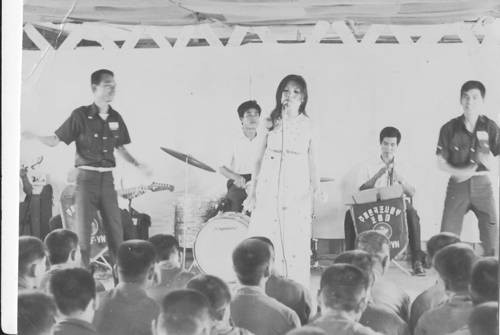 부평 미군기지에서 공연하는 한국 뮤지션들 [뮤지션 강오식씨 제공]